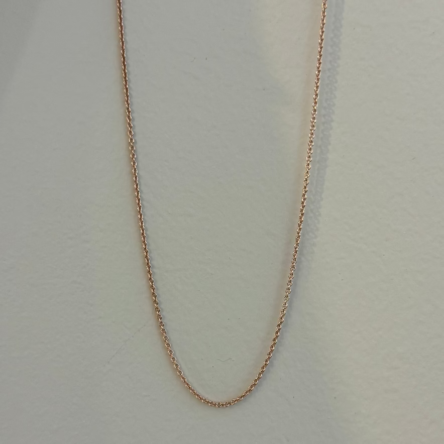 Gold trace chain close-up showing link detail